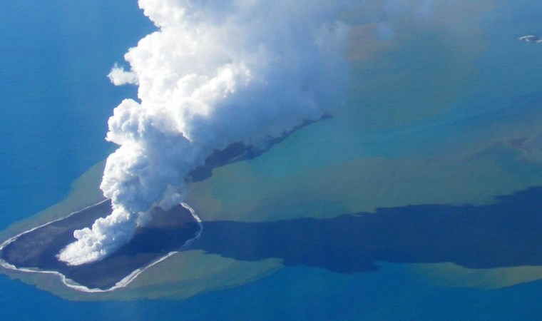 Tonga'da denizaltı yanardağı patladı, bir ada battı, üç kat daha büyük bir ada doğdu (07.11.2019) (07.11.2019)