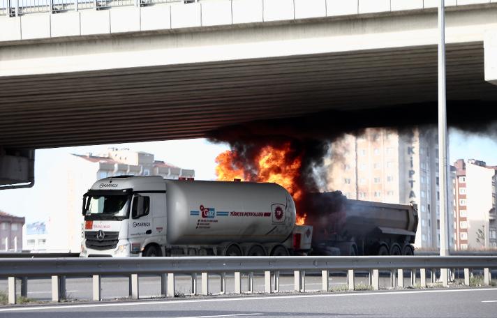 Küçükçekmece'de hafriyat kamyonu tankerle çarpıştı