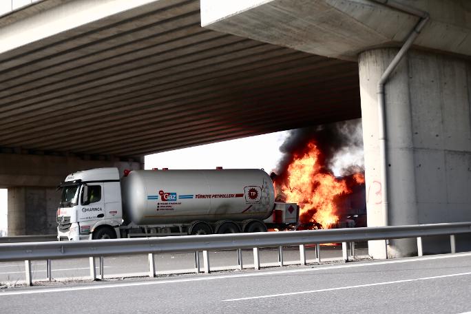 Küçükçekmece'de hafriyat kamyonu tankerle çarpıştı