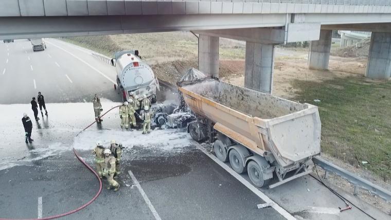 Küçükçekmece'de hafriyat kamyonu tankerle çarpıştı