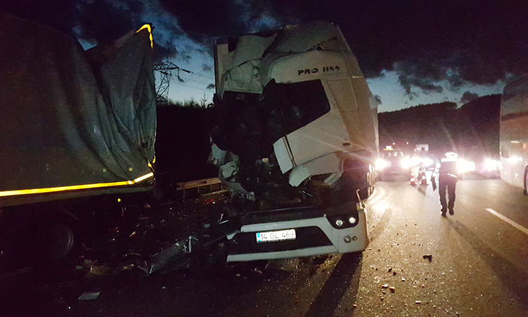 Emniyet şeridinde duran TIR'a, TIR çarptı: 3 yaralı