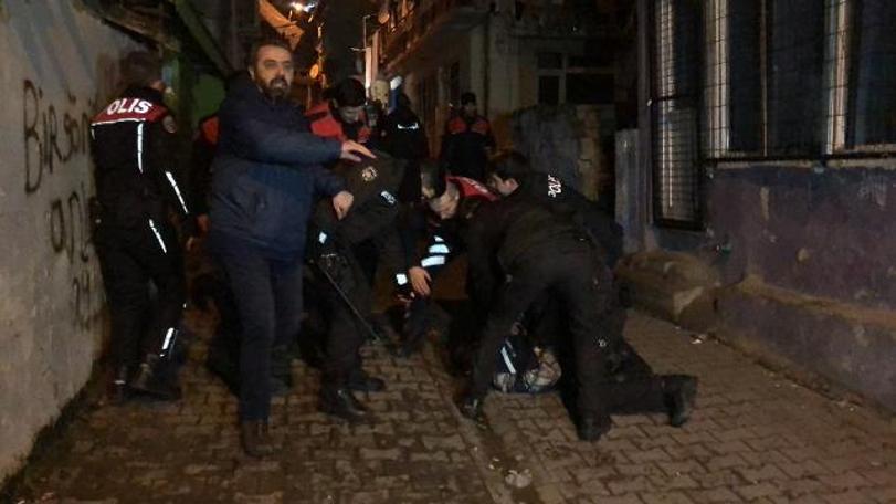 Kavgaya müdahale eden polis ekiplerine taşlı sopalı saldırı: Çok sayıda gözaltı var