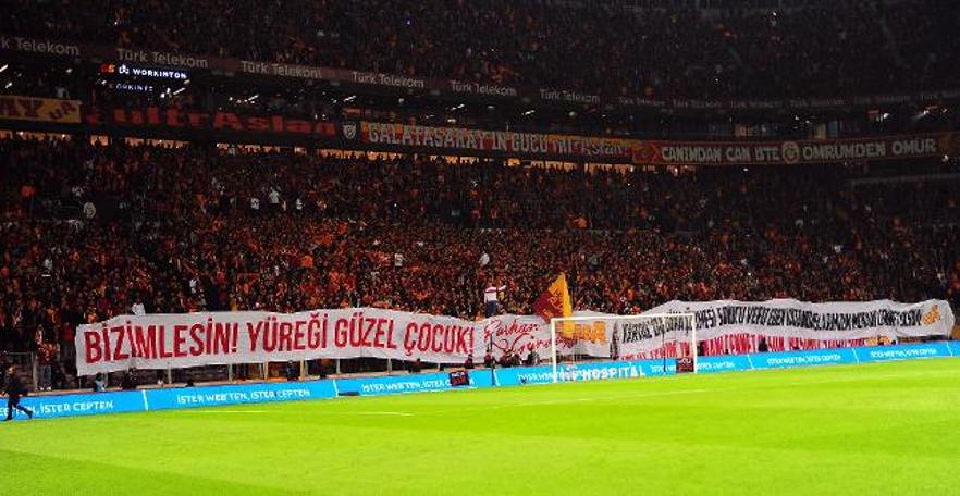 Galatasaray tribünlerinden anlamlı pankartlar