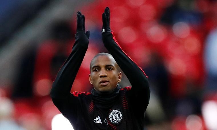 Ashley Young, bir yıl daha United'da