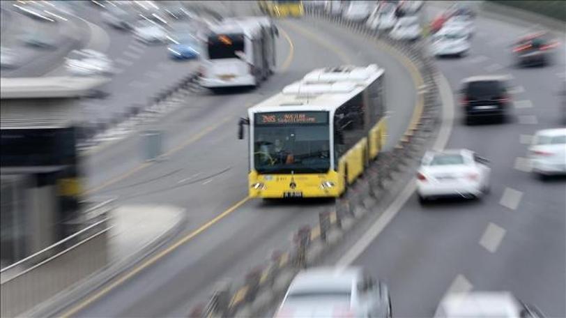 Metrobüste 'biraz ilerle' kavgası: 1 kişi bıçaklandı