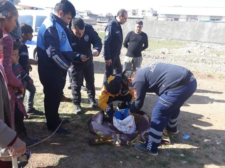 Yeni doğan bebeği çuvala koyup, boş araziye bıraktılar