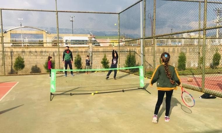 Silopili öğrenciler tenis öğreniyor