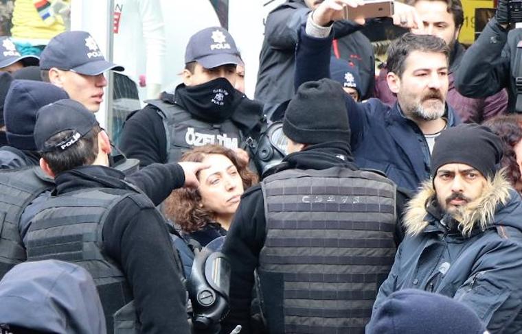 HDP milletvekili polisin kolunu ısırdı