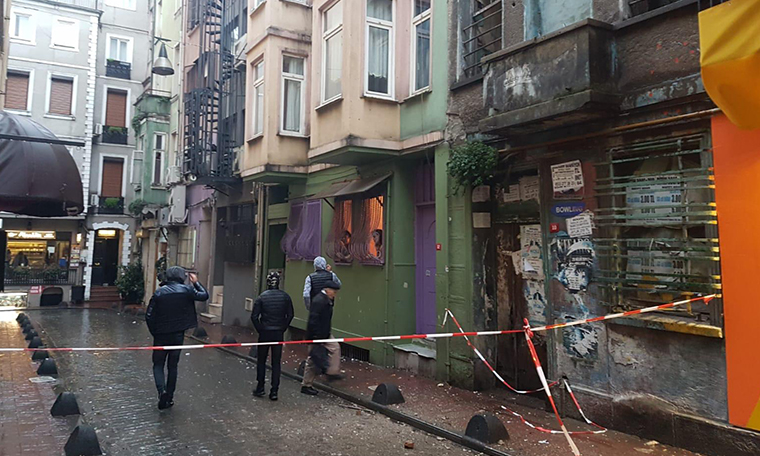 Beyoğlu'nda metruk binada çökme