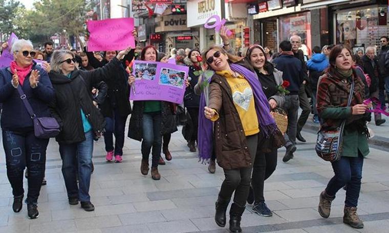 Kadınlar 'Eşitlik yoksa aşk da yok' diyerek dans etti