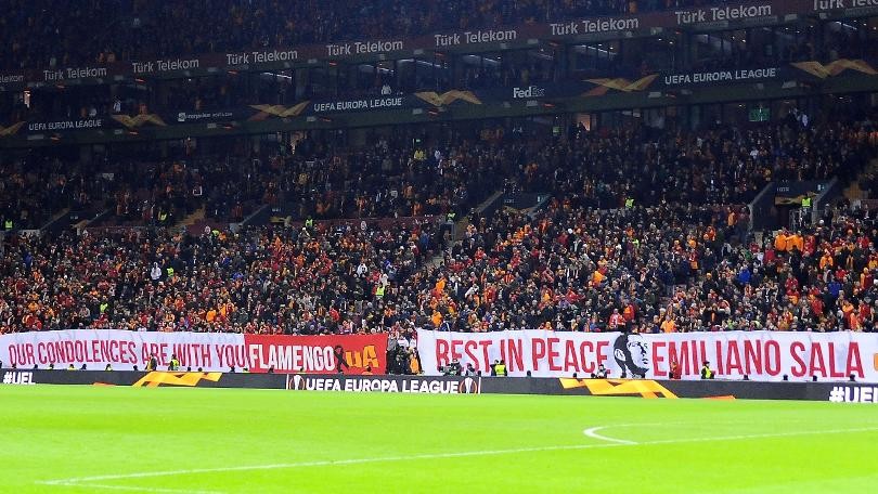 Galatasaray taraftarından anlamlı pankartlar