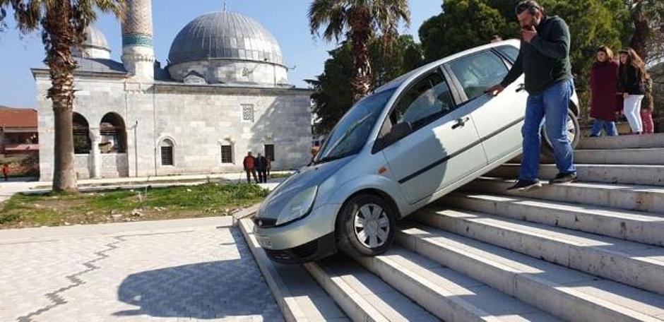 Park yeri ararken merdivenlerde kaldı