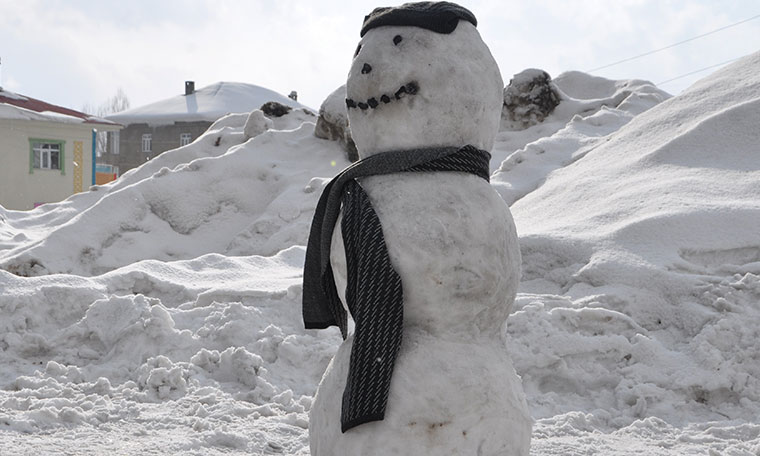 Kardan adam yapan tutuklulara hücre cezası