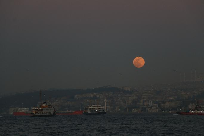 Süper ay görenleri büyüledi!