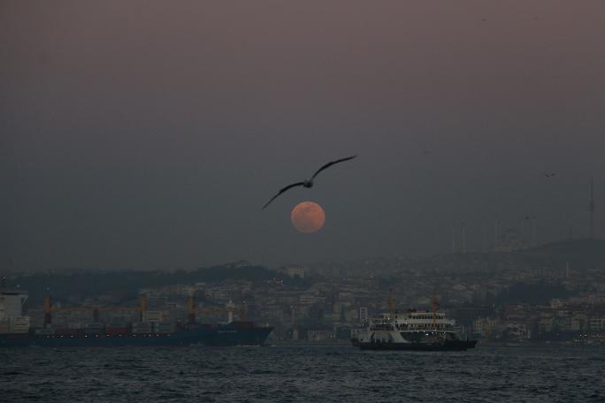 Süper ay görenleri büyüledi!