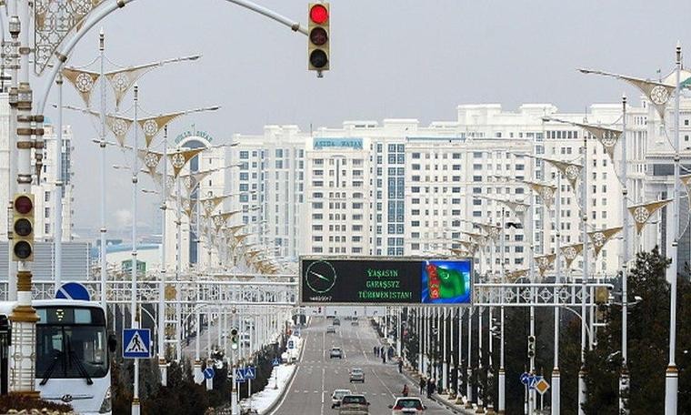 Türkmenistan'da kadın sürücülere polis engeli