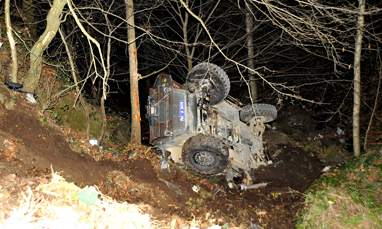 Polisleri taşıyan zırhlı araç devrildi: 2 yaralı