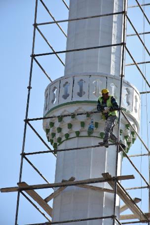 Minarede çalışan işçiler yürekleri ağza getirdi