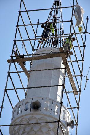 Minarede çalışan işçiler yürekleri ağza getirdi