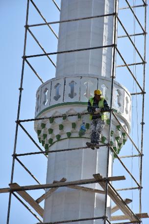 Minarede çalışan işçiler yürekleri ağza getirdi