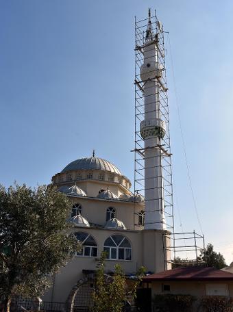 Minarede çalışan işçiler yürekleri ağza getirdi