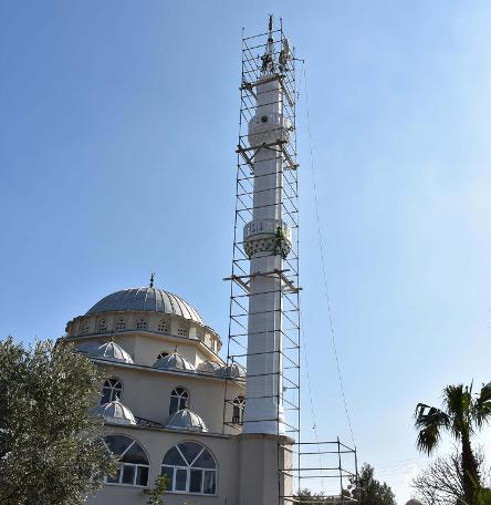 Minarede çalışan işçiler yürekleri ağza getirdi