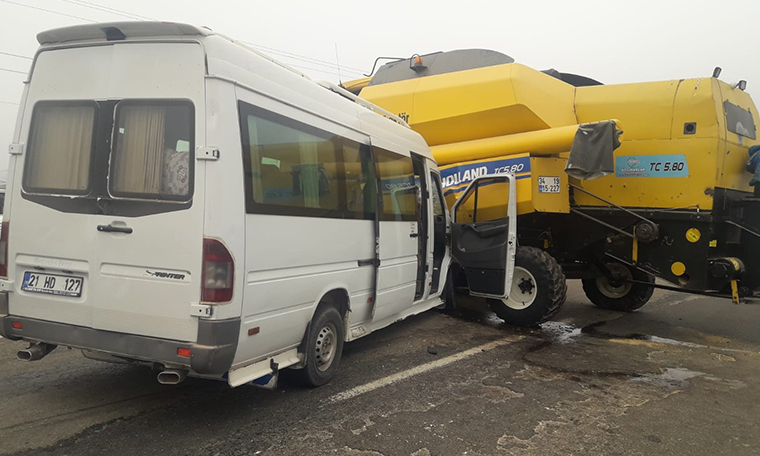 Servis aracı biçerdöverle çarpıştı: 6’sı öğrenci 14 yaralı