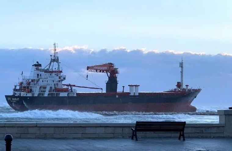 Türk gemisi İtalya'da karaya oturdu