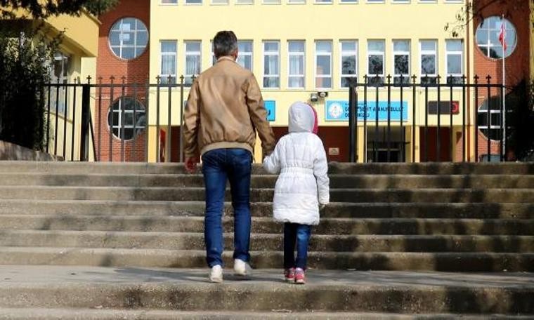 'Öğretmenin kızıp, yanağını sıktığı öğrenci okula gitmek istemiyor' iddiası