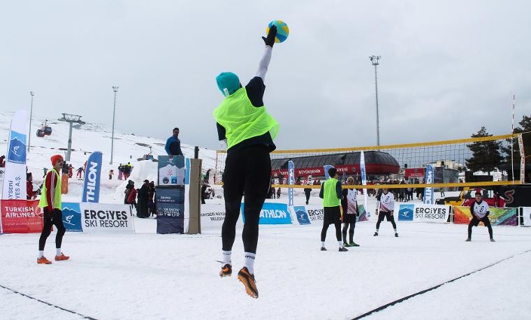 Kar Voleybolu Erciyes'te parlıyor