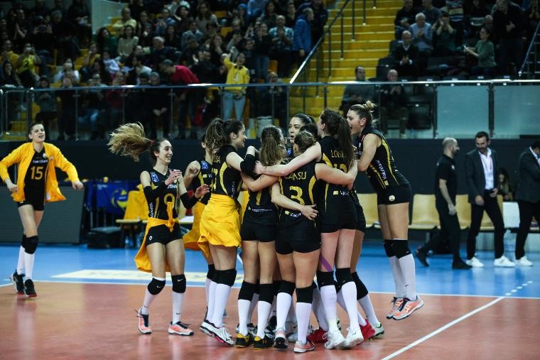 VakıfBank lider olarak çeyrek finalde