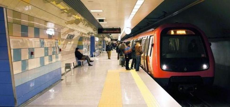 Metroda feci kaza! Raylara düştü