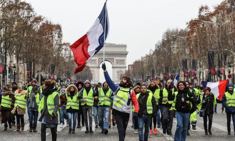 Fransa basını: Macron Sarı Yelekliler protestolarına yanıt olarak Mayıs'ta referanduma gitmeye hazırlanıyor