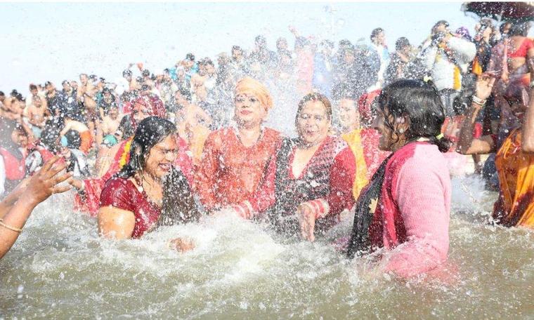 Fotoğraflarla: Hindistan'ın kutsal gününde Ganj Nehri'ne giren milyonlarca hacı