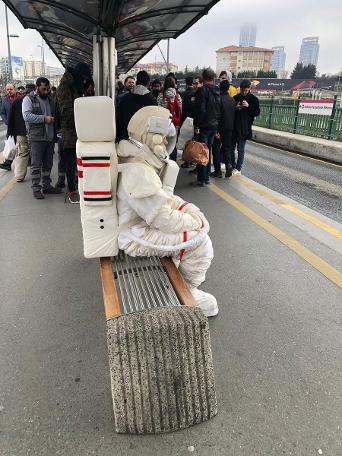 Metrobüs durağındaki astronotun sırrı çözüldü