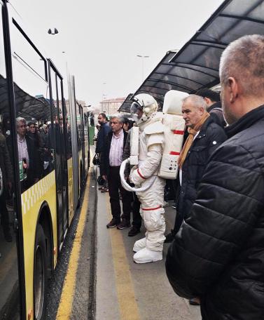 Metrobüs durağındaki astronotun sırrı çözüldü