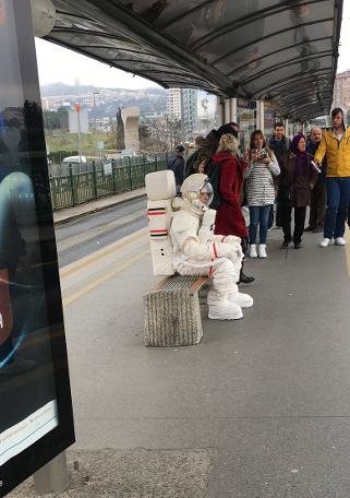 Metrobüs durağındaki astronotun sırrı çözüldü