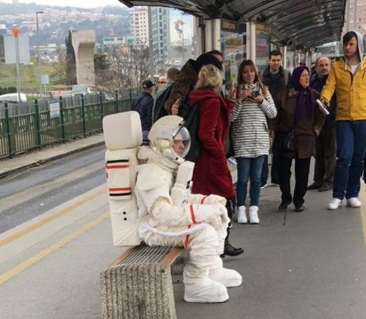 Metrobüs durağındaki astronotun sırrı çözüldü