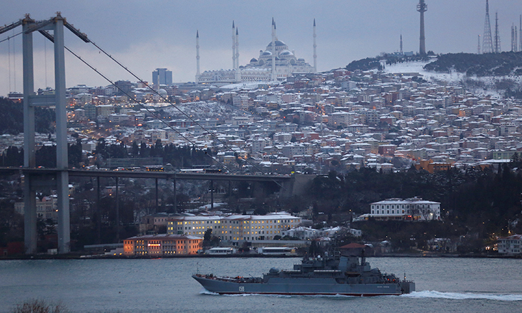 Rus savaş gemileri peş peşe Boğaz'dan geçti