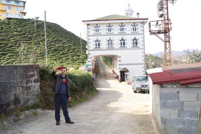 Cami yolun üzerine yapılınca çözümü böyle buldular