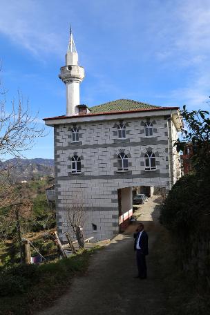 Cami yolun üzerine yapılınca çözümü böyle buldular