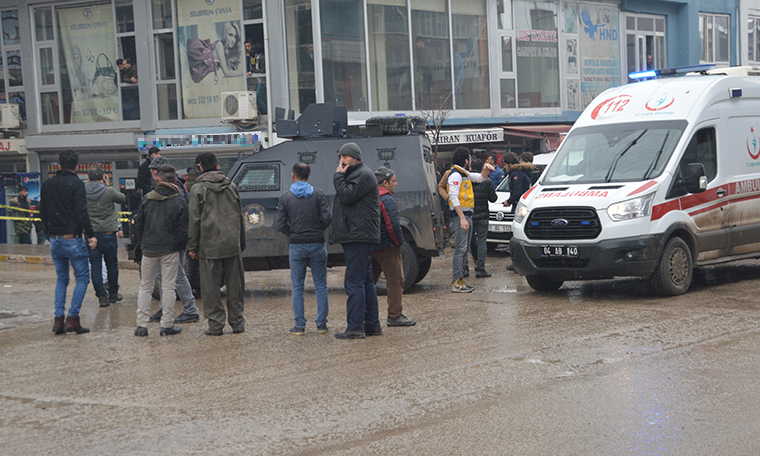 Sokak ortasında silahlı çatışma: 1'i polis 2 yaralı