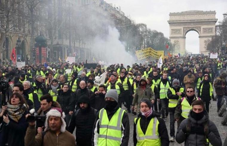 Paris sokakları karıştı! Bir eylemcinin eli koptu