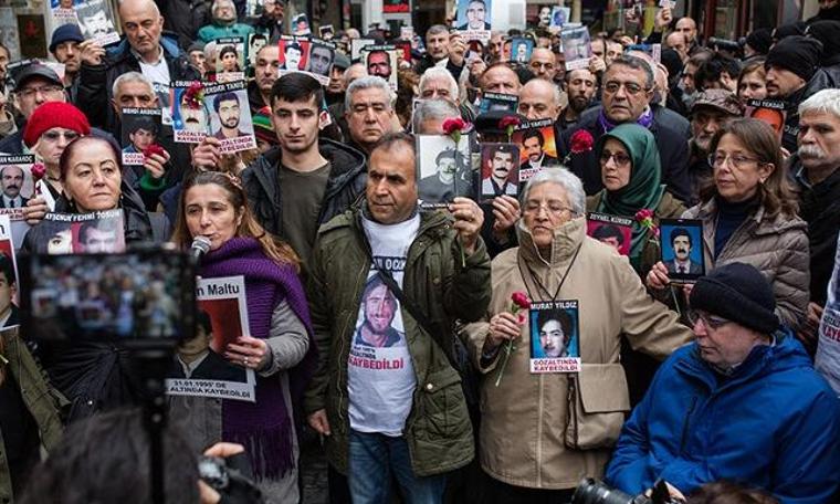 ‘Hukuksuz talimatı uygulayanlar suç işliyorlar’