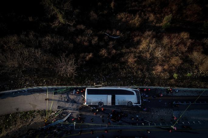 Bursa'da öğrenci servisi devrildi: Olay yerinden ilk görüntüler