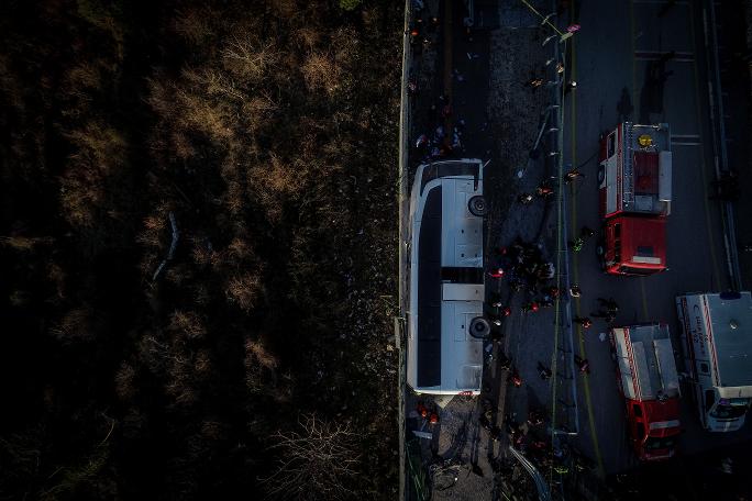 Bursa'da öğrenci servisi devrildi: Olay yerinden ilk görüntüler