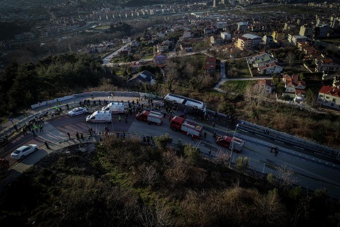 Bursa'da öğrenci servisi devrildi: Olay yerinden ilk görüntüler