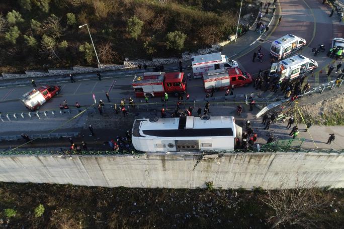 Bursa'da öğrenci servisi devrildi: Olay yerinden ilk görüntüler