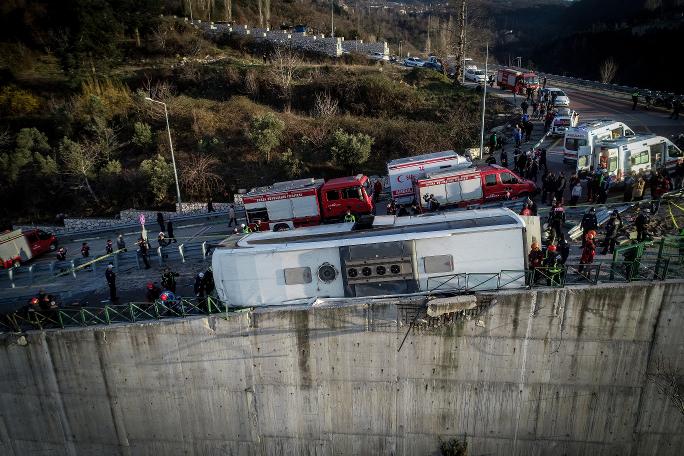 Bursa'da öğrenci servisi devrildi: Olay yerinden ilk görüntüler