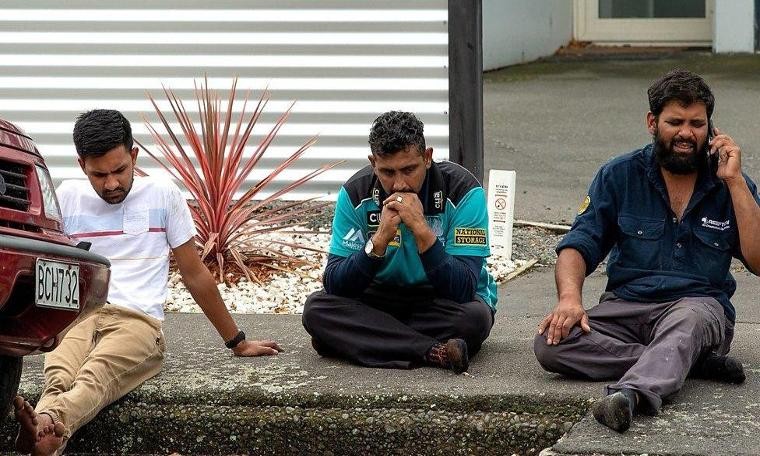 Yeni Zelanda'daki cami saldırısının görgü tanıkları anlatıyor: Silah sesleri dursun diye dua ettim